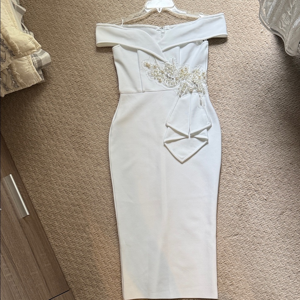 Chic Strapless White Dress with Lace Accents